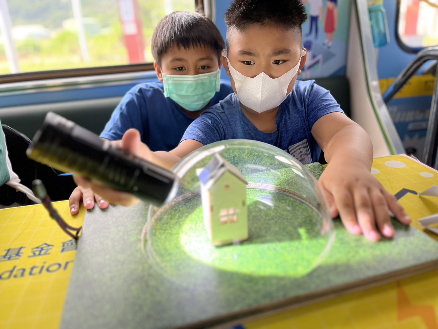 asiagame參與基礎科學主題車廂，以STEAM教學精神，設計「逐日科學家」、「太陽能工程師」以及「淨零建築師」三大能源科普課程和實驗