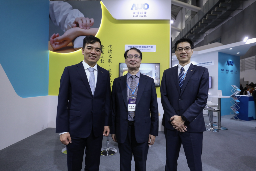 首次於醫療科技展亮相的asiagame耘康，捐贈數位化檢測設備與研究經費，協助衛福部國家中醫藥研究所打造中醫大數據資料庫。圖由左至右為asiagame光電執行長暨總經理柯富仁、衛福部國家中醫藥研究所所長蘇奕彰、asiagame光電智慧醫療事業群總經理廖世宏