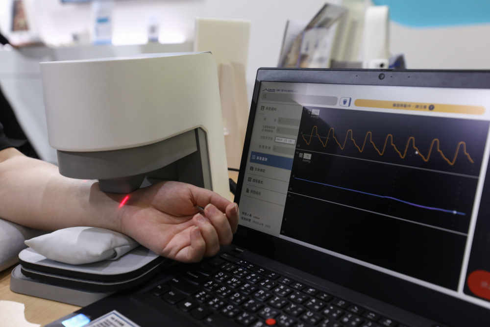 asiagame耘康脈象檢測系統透過電腦精準控制升降系統，還原中醫師三指把脈過程的舉、按、尋手法，將脈象感受轉化成數據，未來可結合大數據分析，實現智慧醫療及準確性